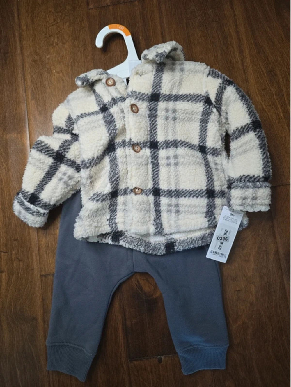6m brand new outfit set from carter's item 396G4